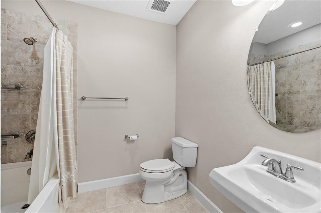 出租: $3,450 (4 贝兹, 3 浴室, 1970 平方英尺)