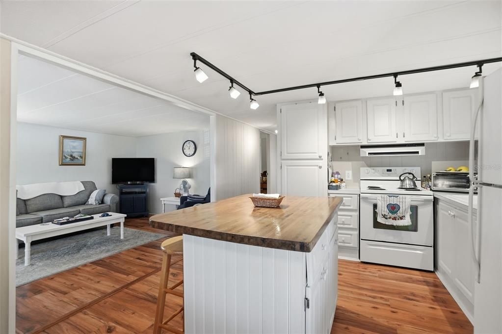 待售: $139,900 (2 贝兹, 2 浴室, 960 平方英尺)