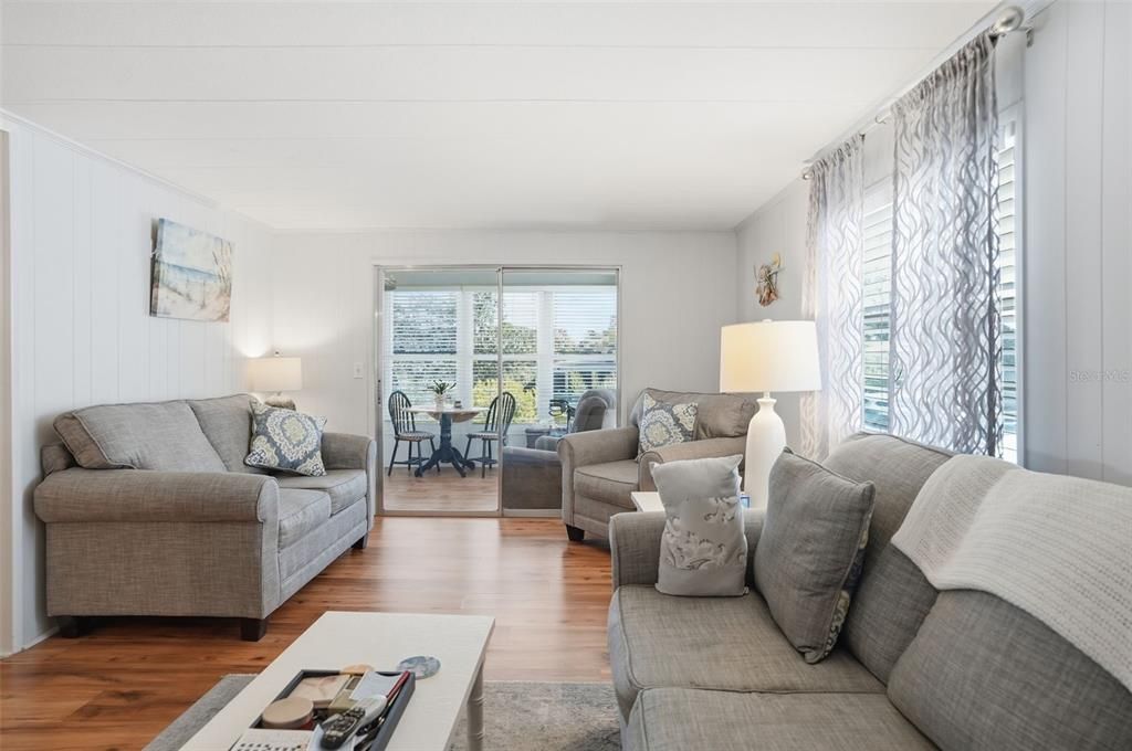 待售: $139,900 (2 贝兹, 2 浴室, 960 平方英尺)