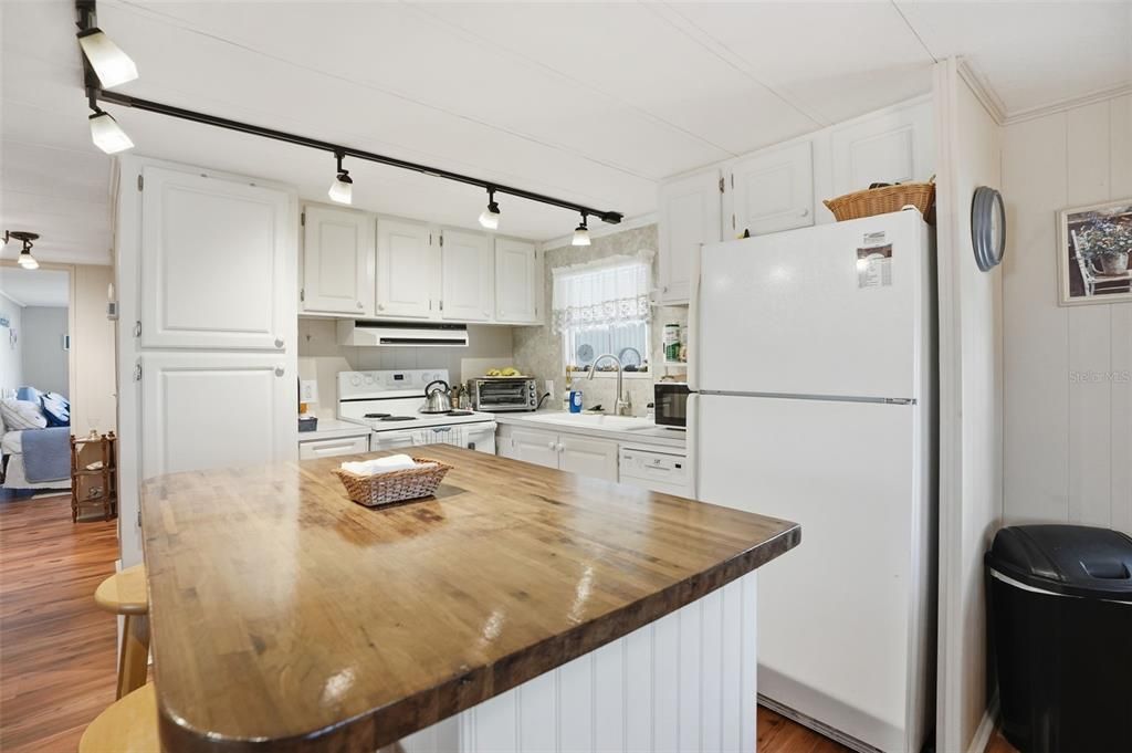 待售: $139,900 (2 贝兹, 2 浴室, 960 平方英尺)