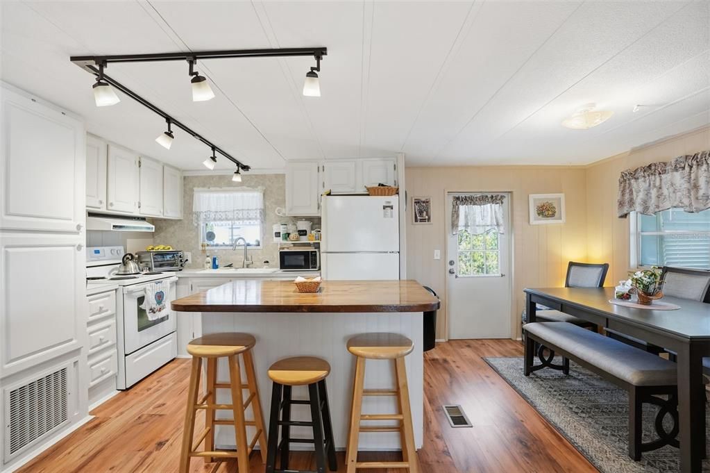 待售: $139,900 (2 贝兹, 2 浴室, 960 平方英尺)