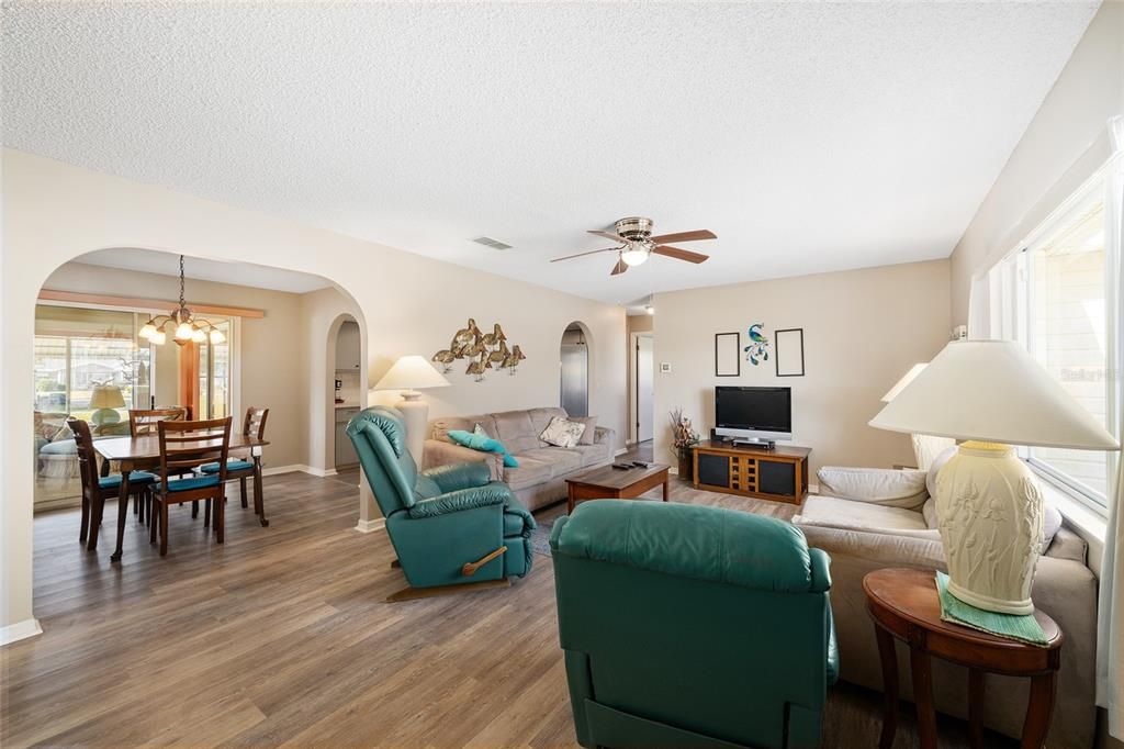 For Sale: $249,000 (2 beds, 2 baths, 1488 Square Feet)