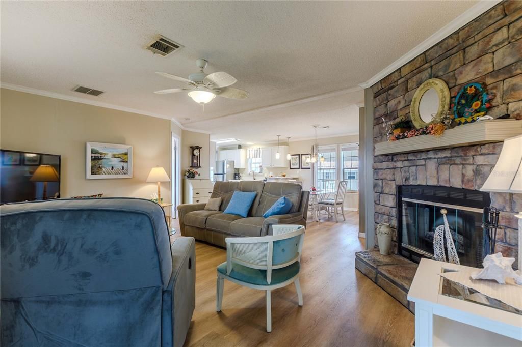 For Sale: $230,000 (2 beds, 2 baths, 1296 Square Feet)