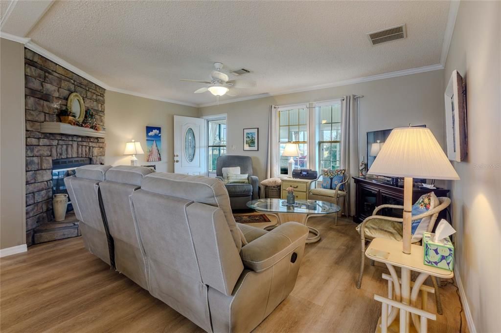 For Sale: $230,000 (2 beds, 2 baths, 1296 Square Feet)