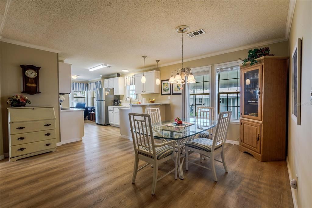 For Sale: $230,000 (2 beds, 2 baths, 1296 Square Feet)