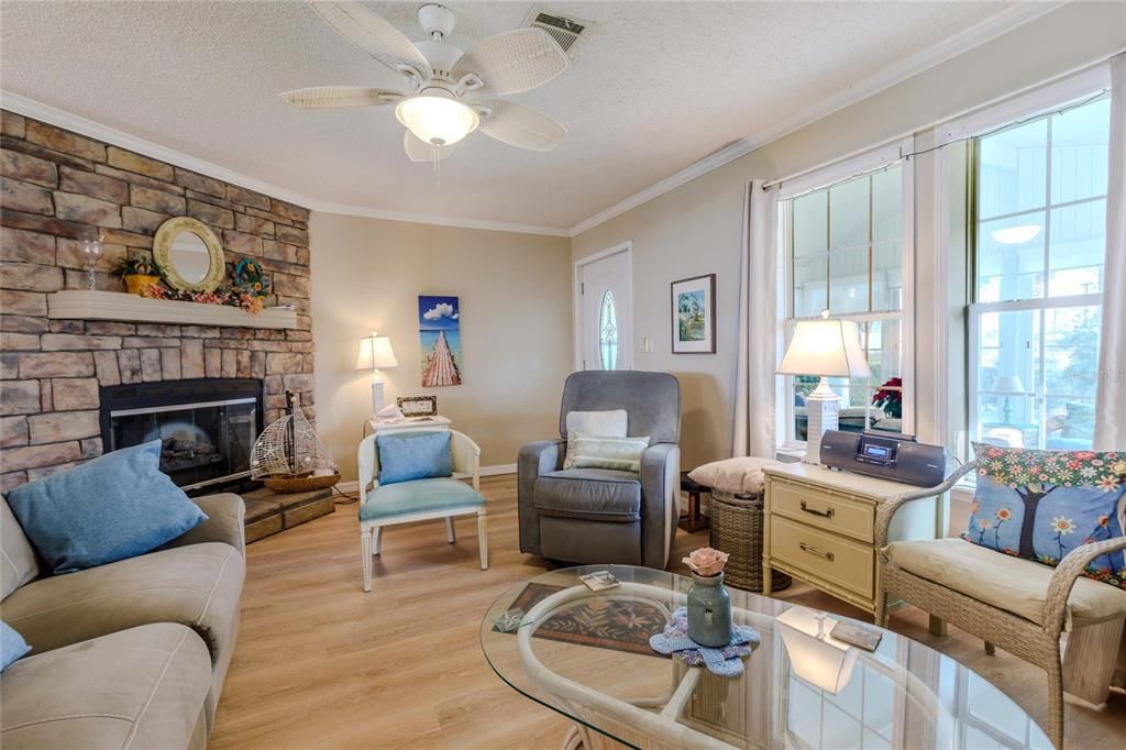 For Sale: $230,000 (2 beds, 2 baths, 1296 Square Feet)