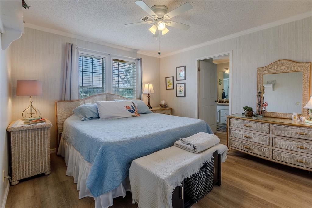 For Sale: $230,000 (2 beds, 2 baths, 1296 Square Feet)