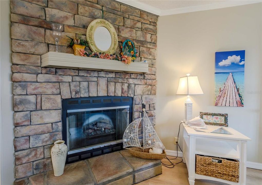 For Sale: $230,000 (2 beds, 2 baths, 1296 Square Feet)