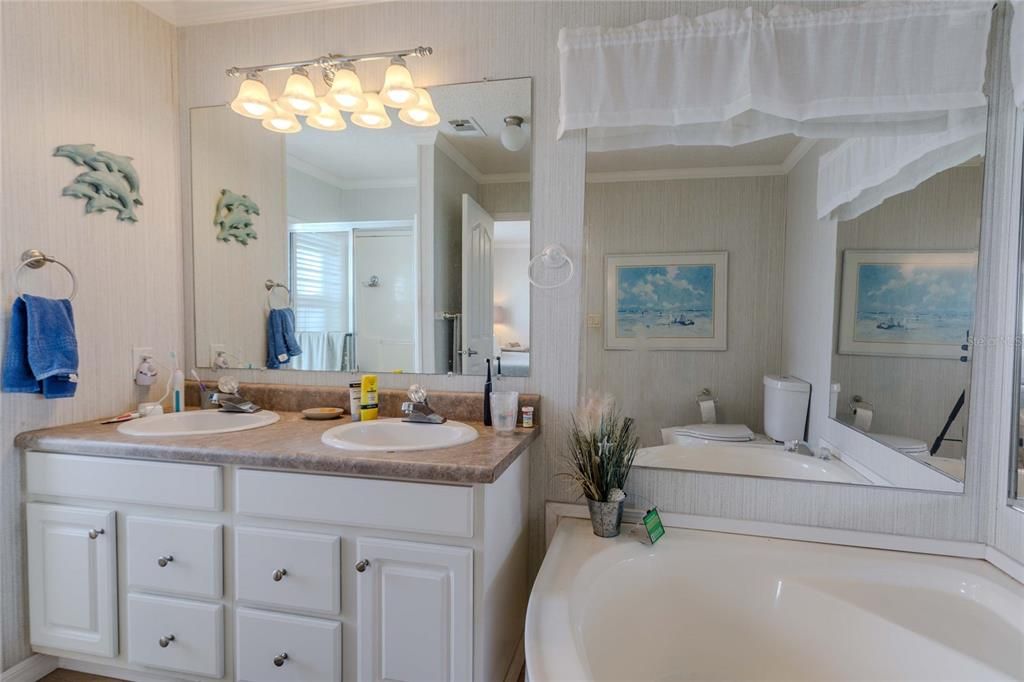 For Sale: $230,000 (2 beds, 2 baths, 1296 Square Feet)