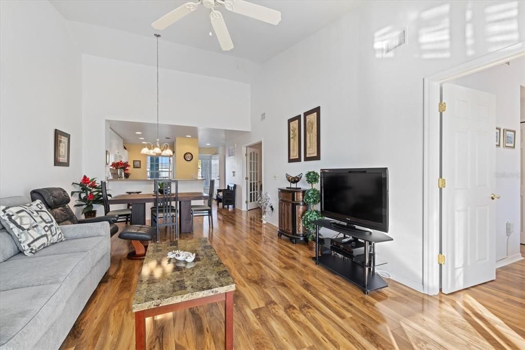 待售: $245,000 (2 贝兹, 2 浴室, 1168 平方英尺)