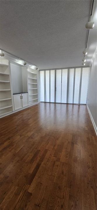 For Sale: $224,900 (1 beds, 1 baths, 725 Square Feet)