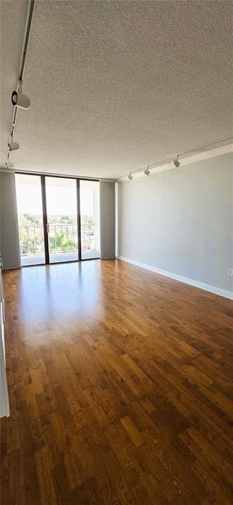 For Sale: $224,900 (1 beds, 1 baths, 725 Square Feet)