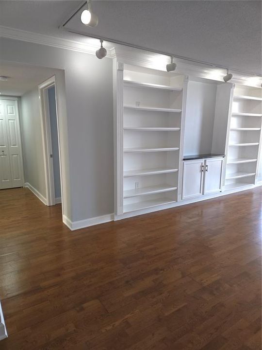 For Sale: $224,900 (1 beds, 1 baths, 725 Square Feet)