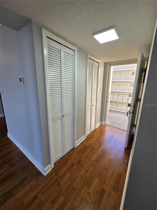 For Sale: $224,900 (1 beds, 1 baths, 725 Square Feet)