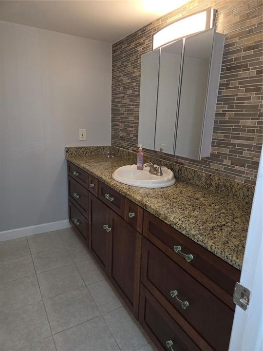 For Sale: $224,900 (1 beds, 1 baths, 725 Square Feet)