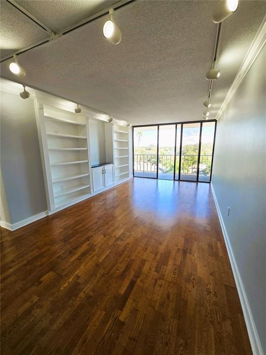 For Sale: $224,900 (1 beds, 1 baths, 725 Square Feet)