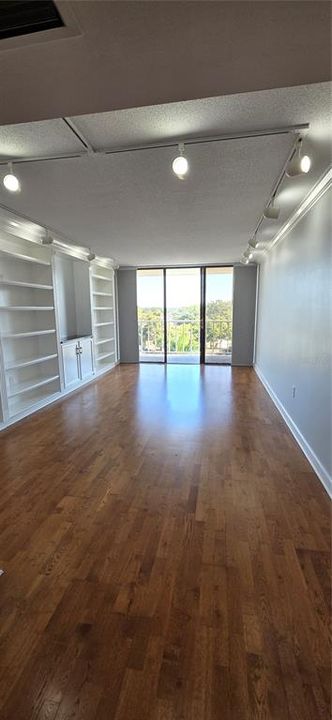 For Sale: $224,900 (1 beds, 1 baths, 725 Square Feet)