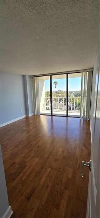 For Sale: $224,900 (1 beds, 1 baths, 725 Square Feet)