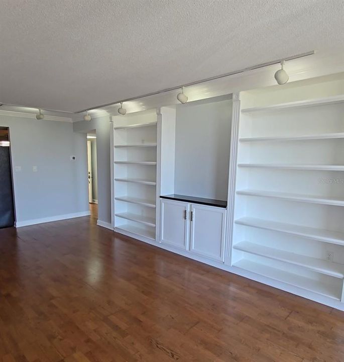 For Sale: $224,900 (1 beds, 1 baths, 725 Square Feet)