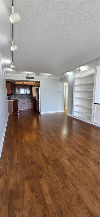 For Sale: $224,900 (1 beds, 1 baths, 725 Square Feet)