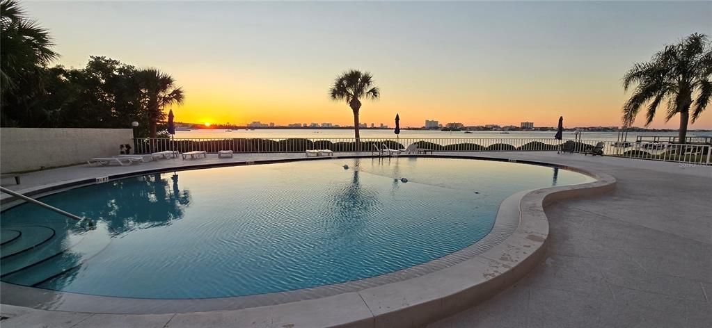 For Sale: $224,900 (1 beds, 1 baths, 725 Square Feet)