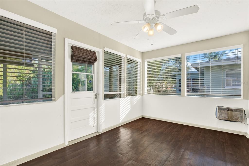 Active With Contract: $285,000 (3 beds, 2 baths, 1224 Square Feet)