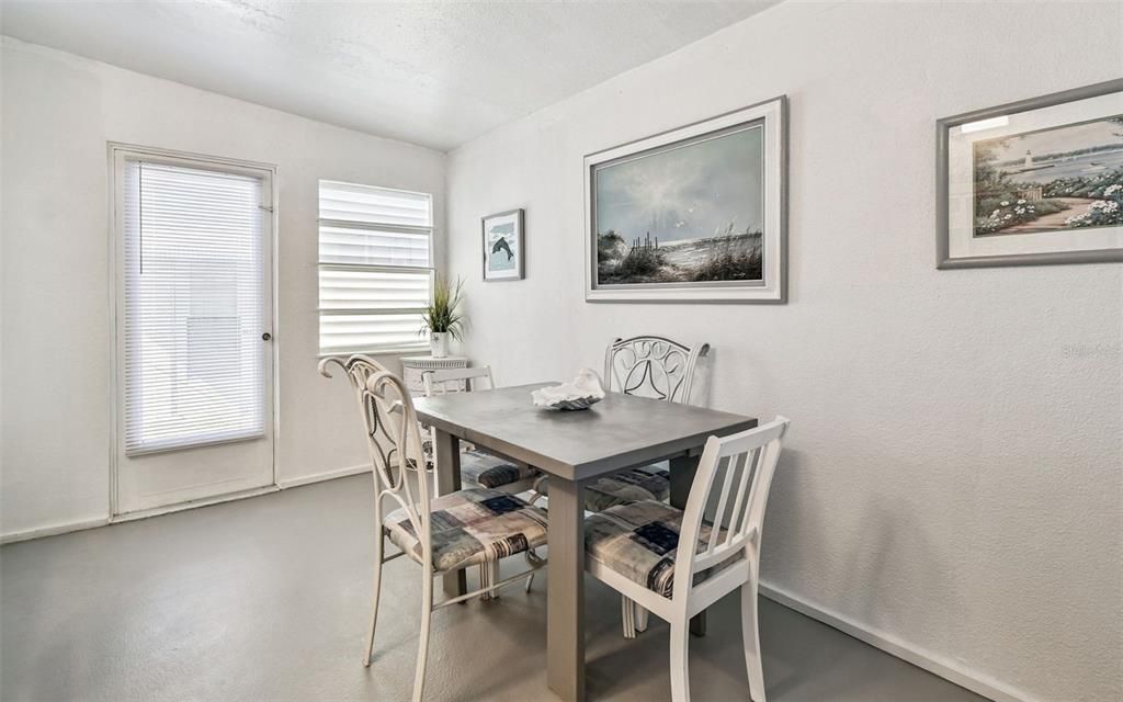 待售: $139,900 (1 贝兹, 1 浴室, 866 平方英尺)