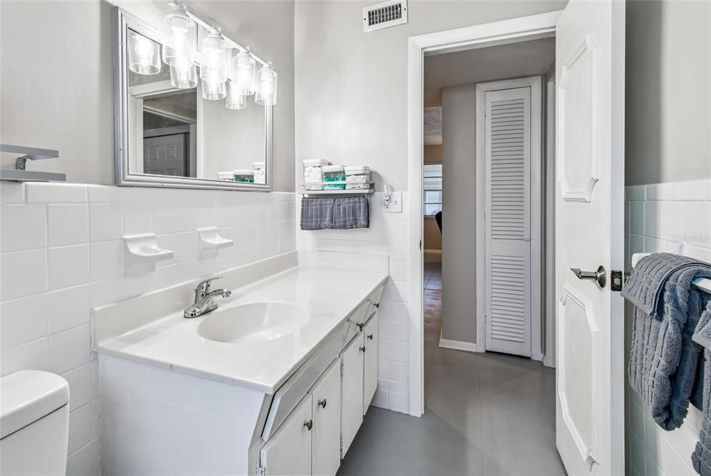 待售: $139,900 (1 贝兹, 1 浴室, 866 平方英尺)