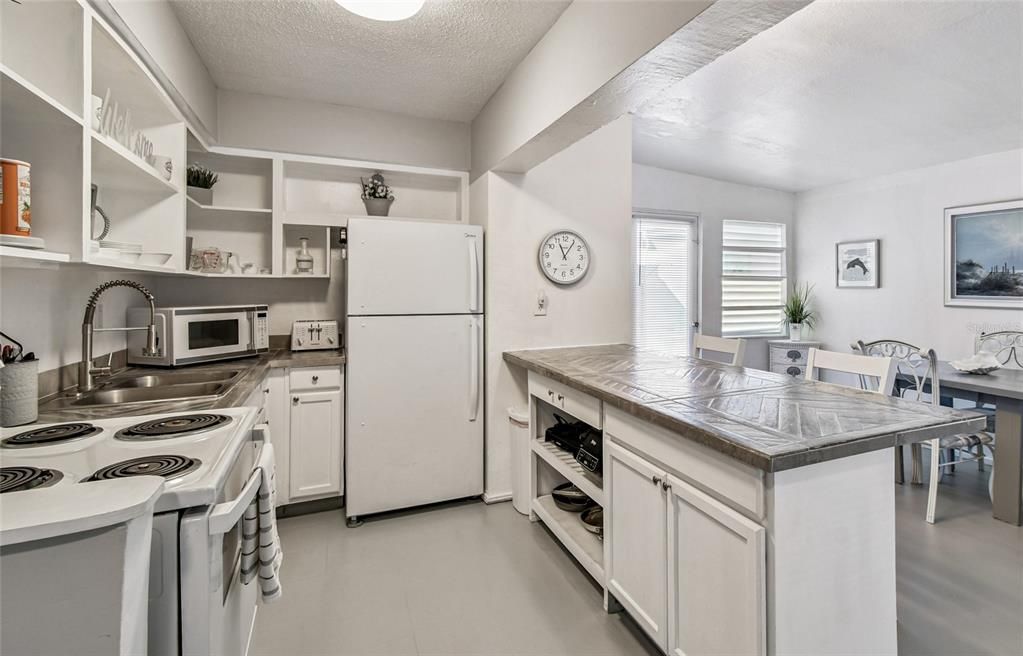 待售: $139,900 (1 贝兹, 1 浴室, 866 平方英尺)