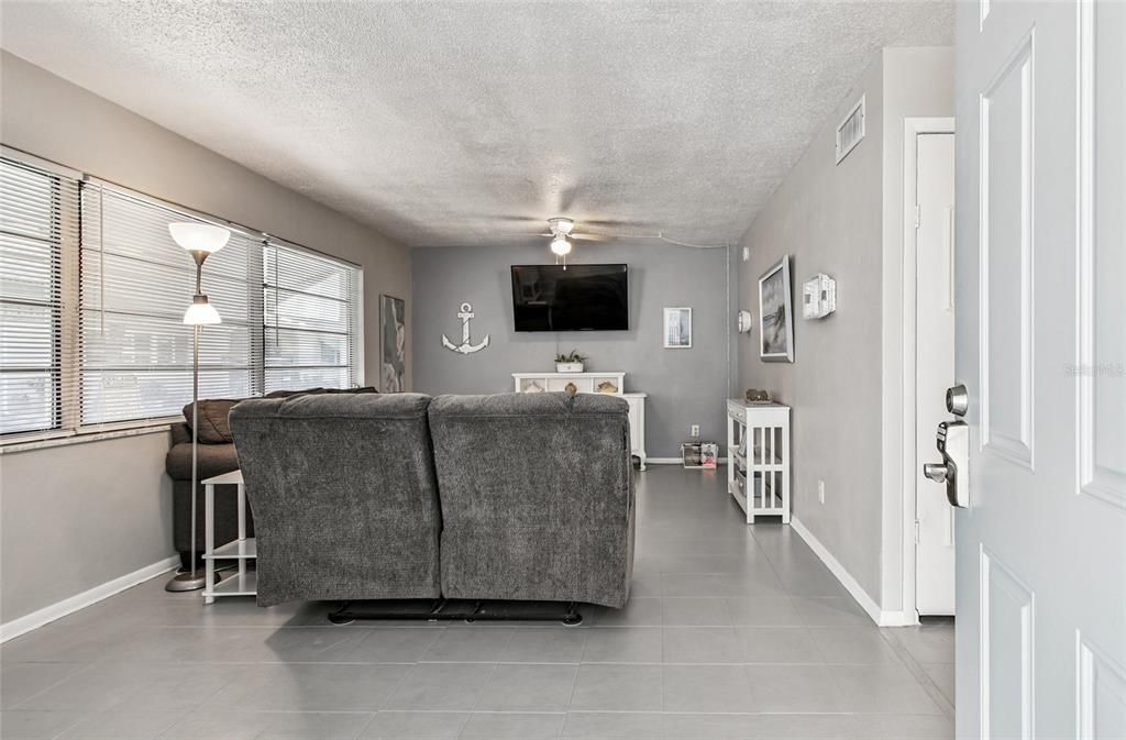 待售: $139,900 (1 贝兹, 1 浴室, 866 平方英尺)