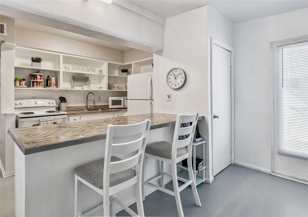 待售: $139,900 (1 贝兹, 1 浴室, 866 平方英尺)