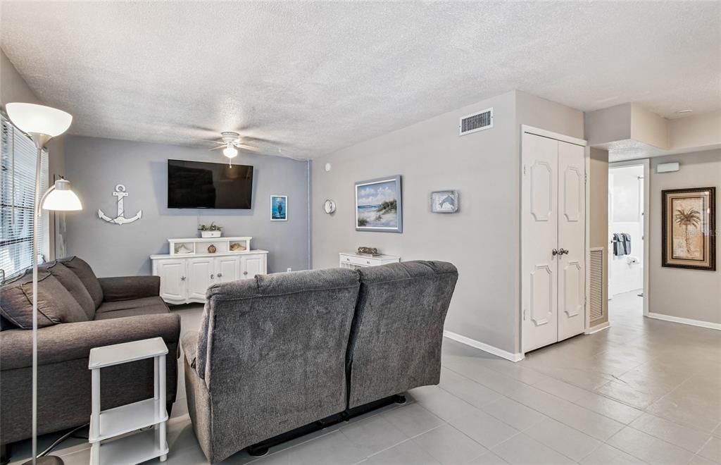 待售: $139,900 (1 贝兹, 1 浴室, 866 平方英尺)