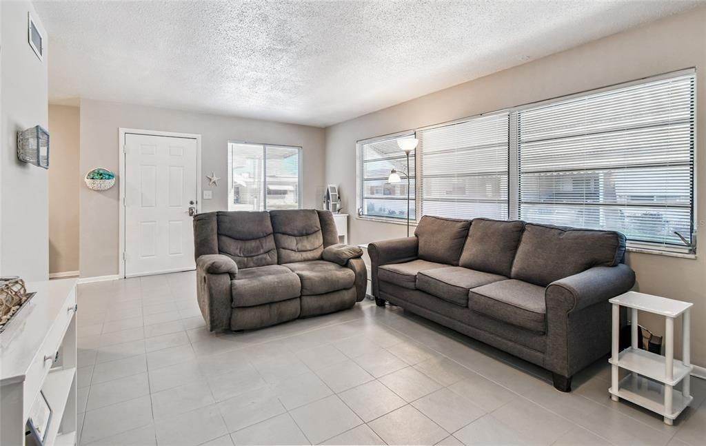 待售: $139,900 (1 贝兹, 1 浴室, 866 平方英尺)