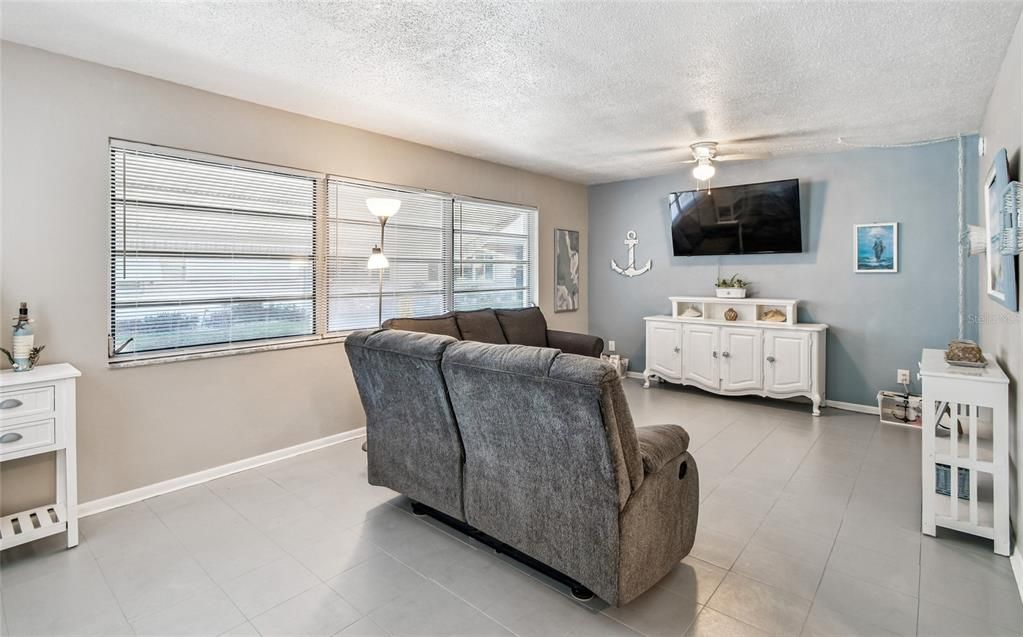 待售: $139,900 (1 贝兹, 1 浴室, 866 平方英尺)