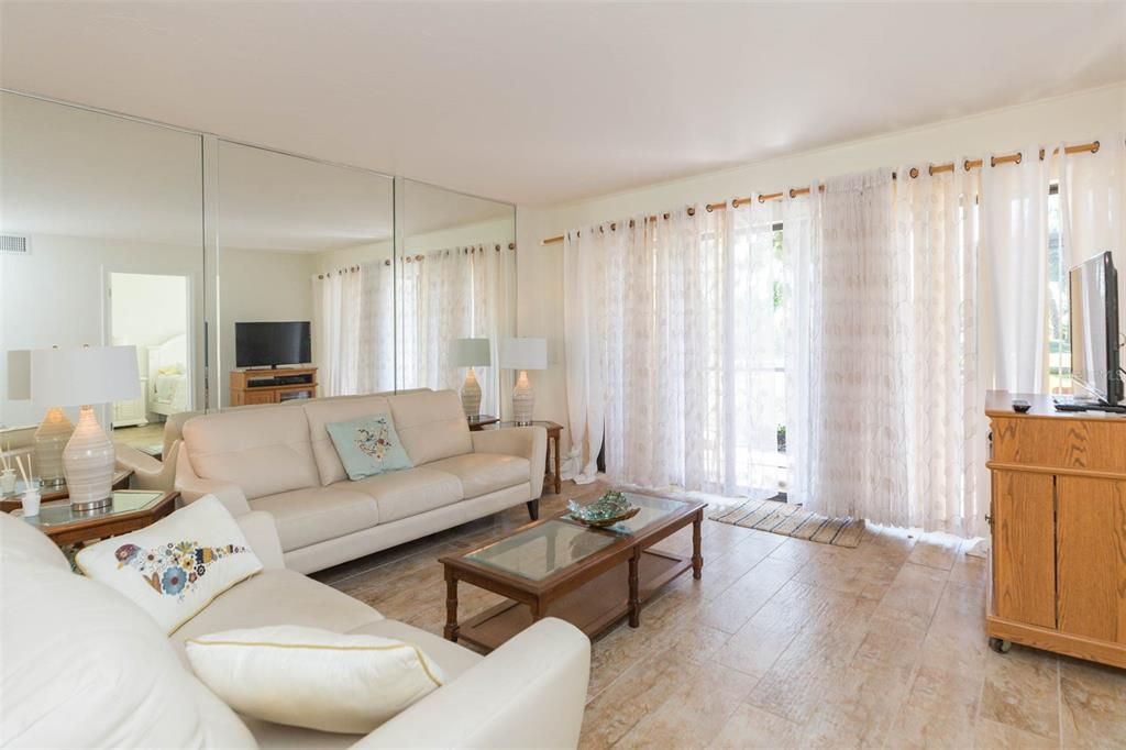 На продажу: $358,000 (2 спален, 2 ванн, 960 Квадратных фут)