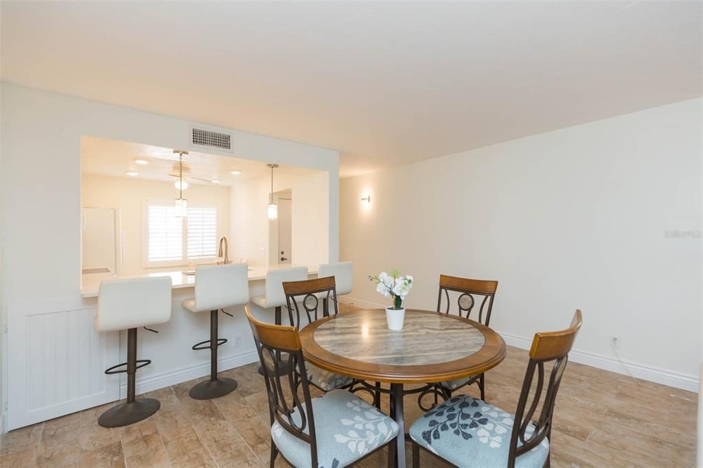 На продажу: $358,000 (2 спален, 2 ванн, 960 Квадратных фут)