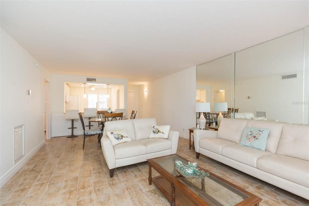 На продажу: $358,000 (2 спален, 2 ванн, 960 Квадратных фут)