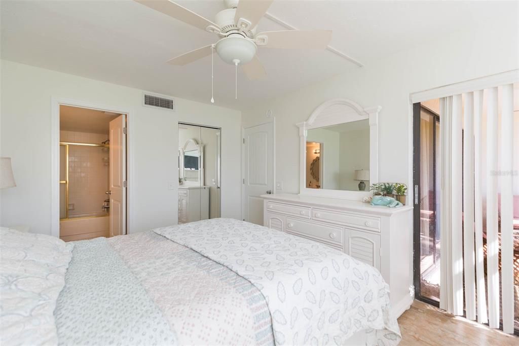 На продажу: $358,000 (2 спален, 2 ванн, 960 Квадратных фут)