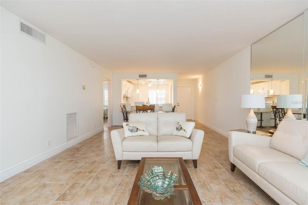 На продажу: $358,000 (2 спален, 2 ванн, 960 Квадратных фут)