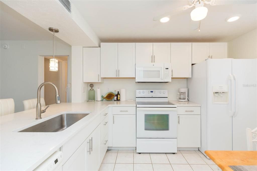 На продажу: $358,000 (2 спален, 2 ванн, 960 Квадратных фут)