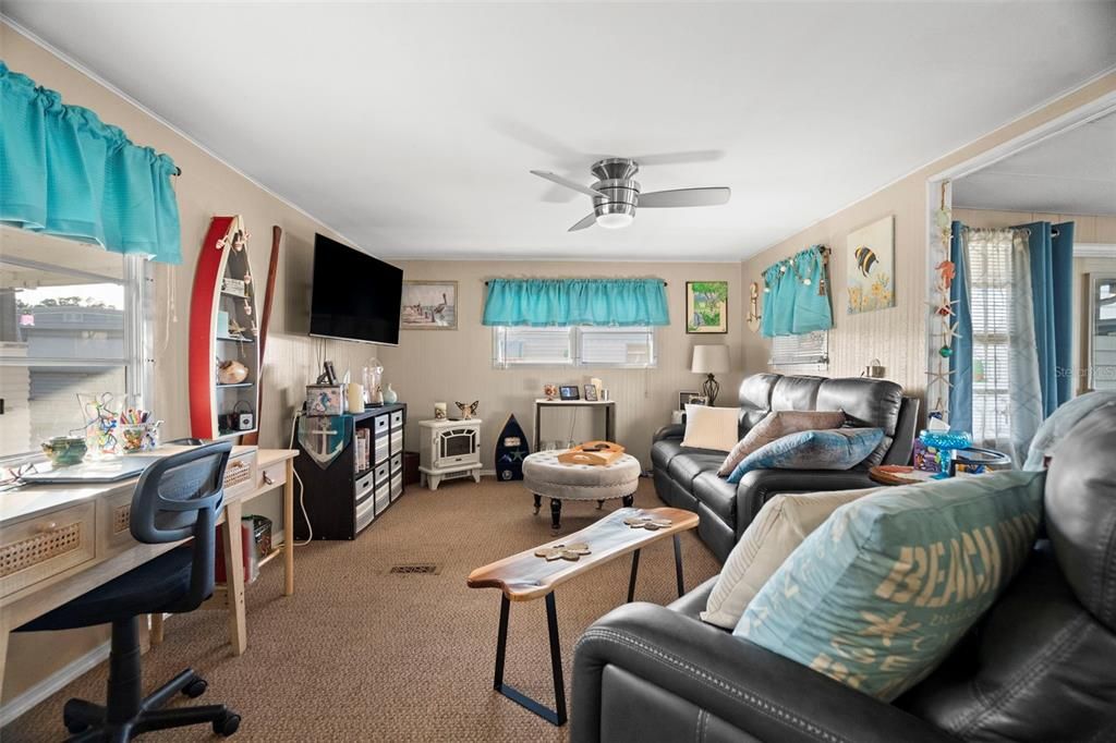 待售: $80,000 (2 贝兹, 1 浴室, 726 平方英尺)