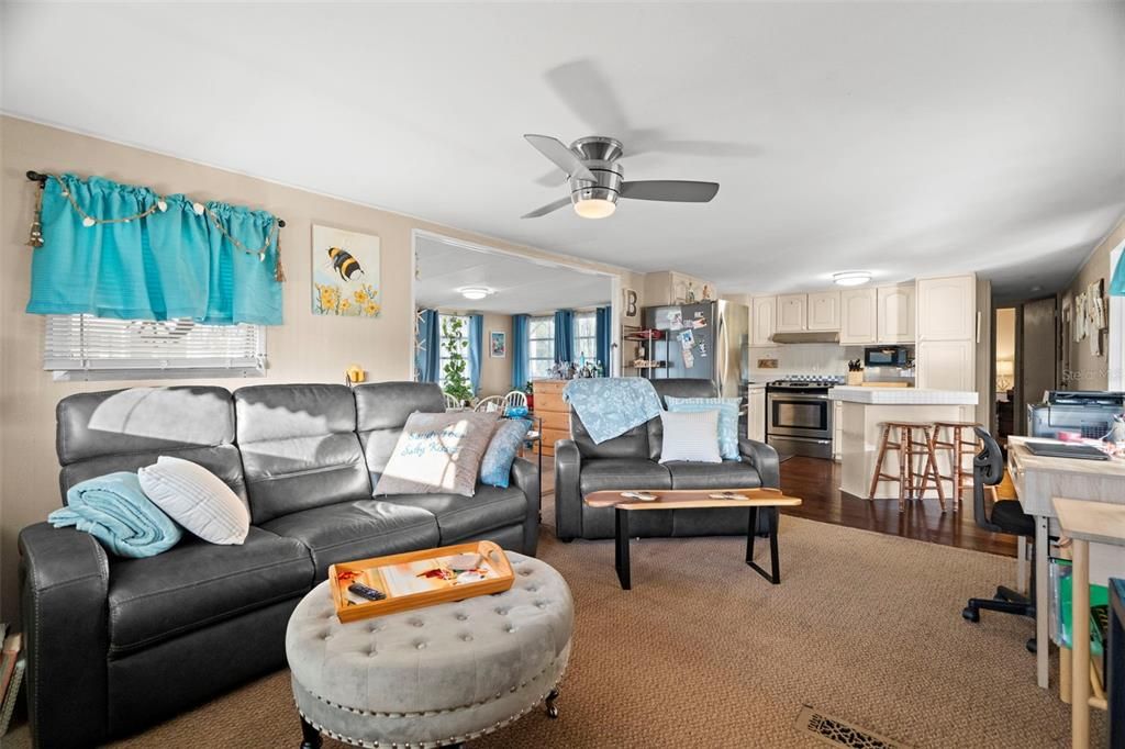 待售: $80,000 (2 贝兹, 1 浴室, 726 平方英尺)