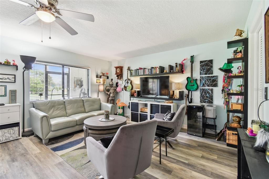 For Sale: $549,900 (2 beds, 2 baths, 1198 Square Feet)