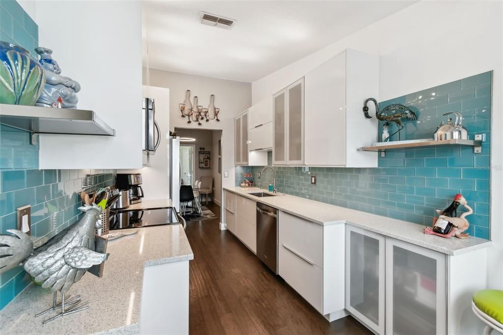 For Sale: $549,900 (2 beds, 2 baths, 1198 Square Feet)