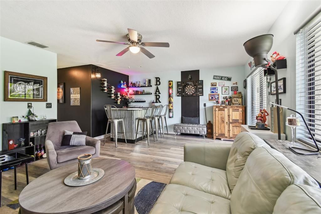 For Sale: $549,900 (2 beds, 2 baths, 1198 Square Feet)