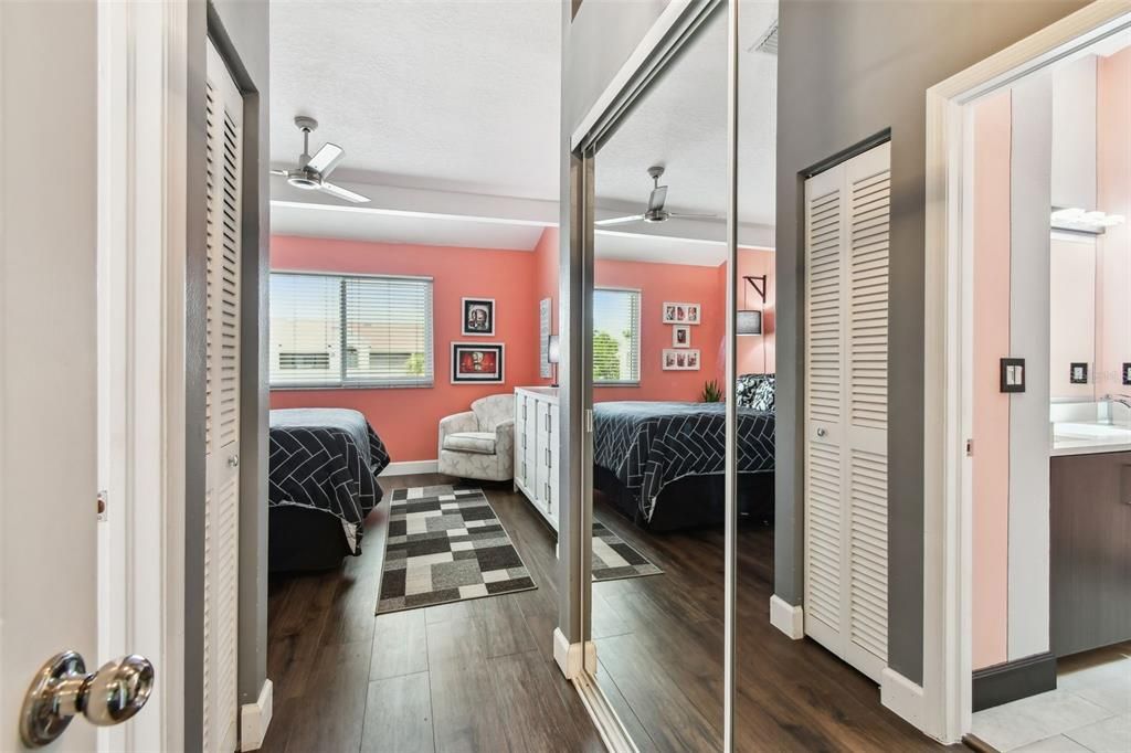 For Sale: $549,900 (2 beds, 2 baths, 1198 Square Feet)