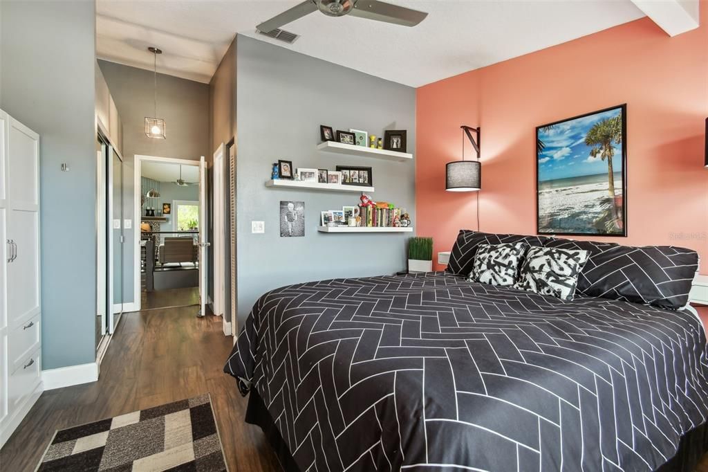 For Sale: $549,900 (2 beds, 2 baths, 1198 Square Feet)