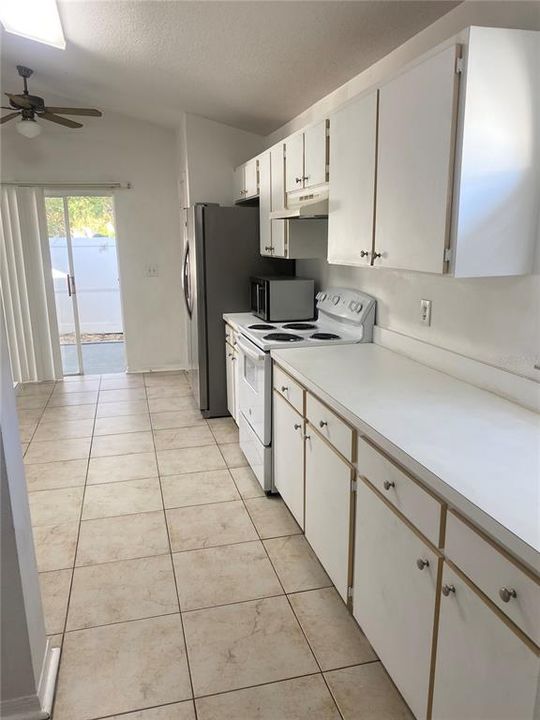 В аренду: $2,500 (4 спален, 2 ванн, 1655 Квадратных фут)