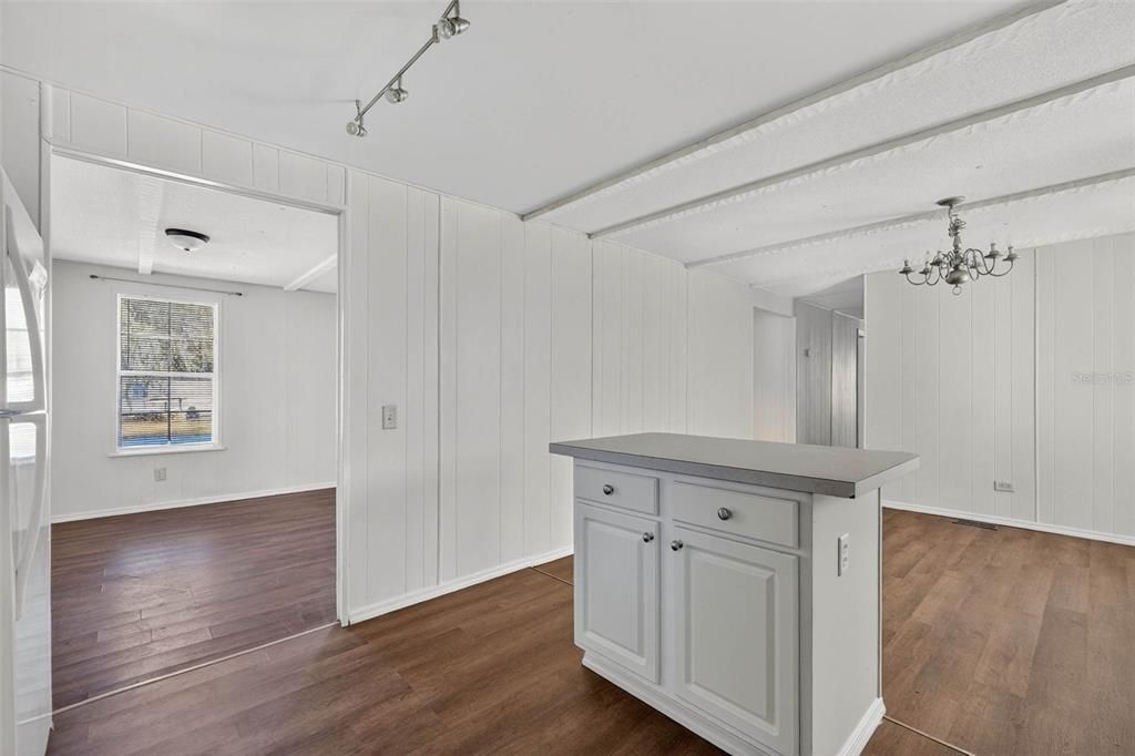 На продажу: $145,000 (4 спален, 2 ванн, 1359 Квадратных фут)