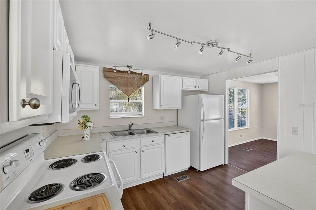 На продажу: $145,000 (4 спален, 2 ванн, 1359 Квадратных фут)